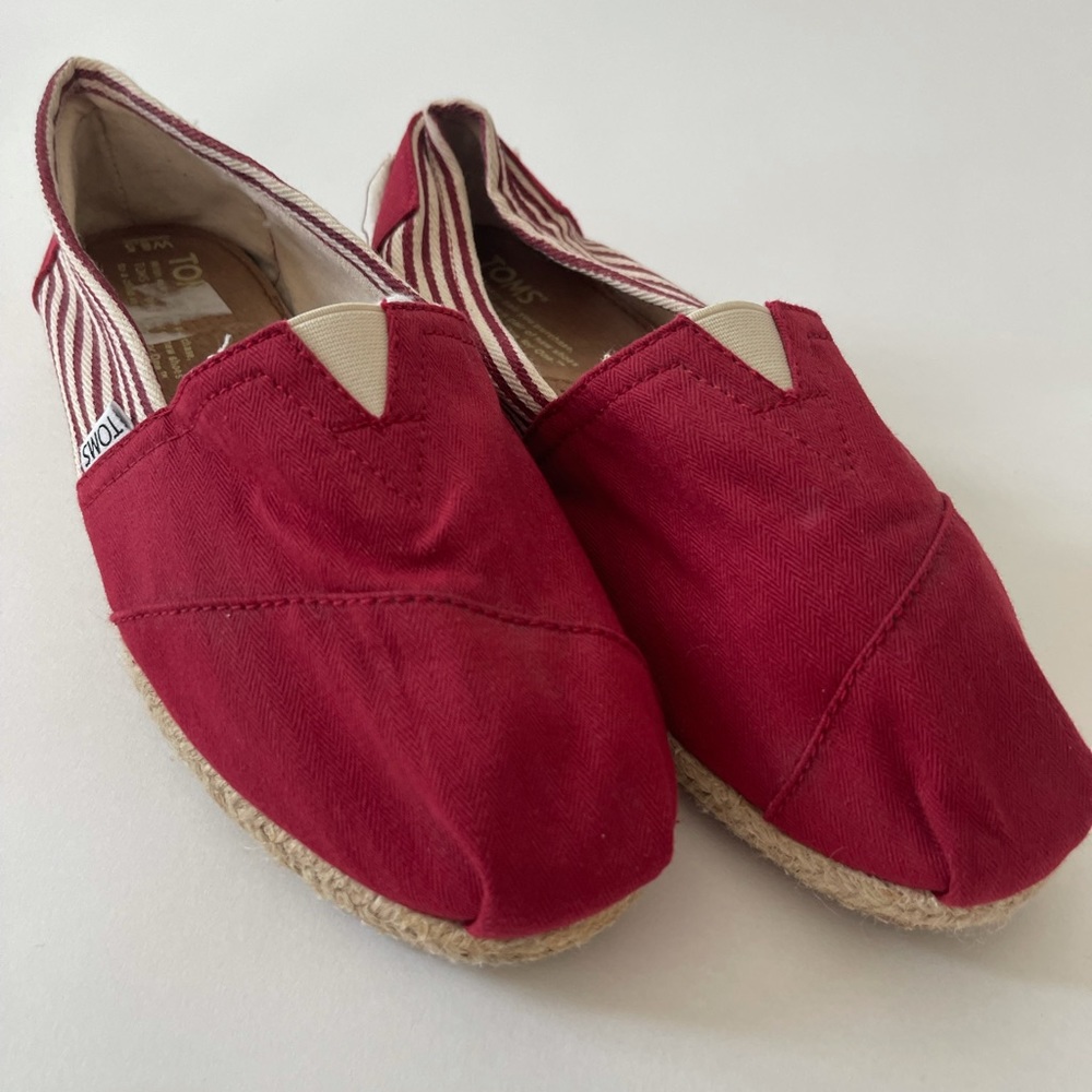 TOMS 8.5 Red with heel stripe NWOT